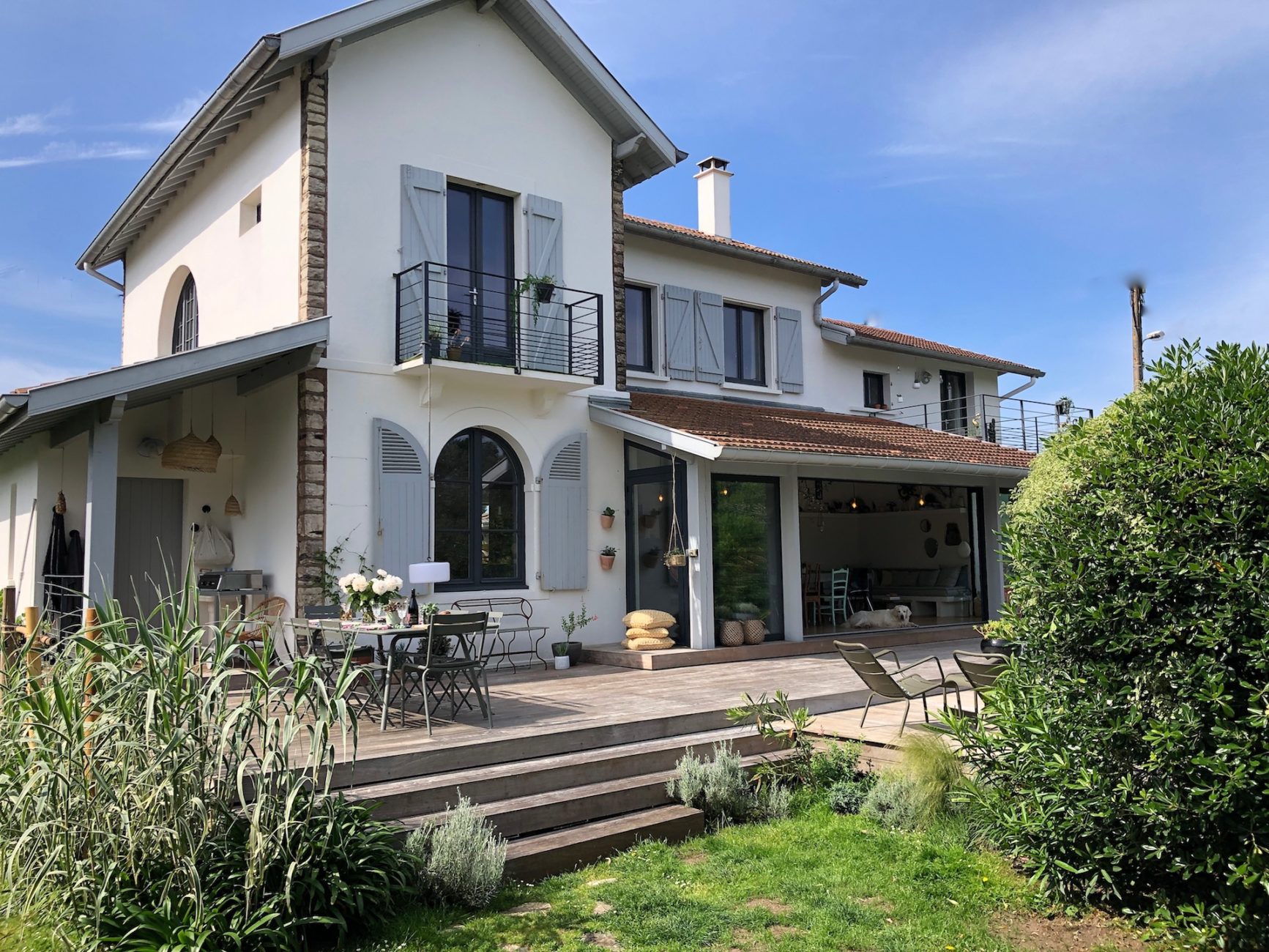 Maison Lekua, terrasse paisible au coeur du village des 5 Cantons, Anglet, locations maisons de famille, Pays Basque, France, SImpleLuxe