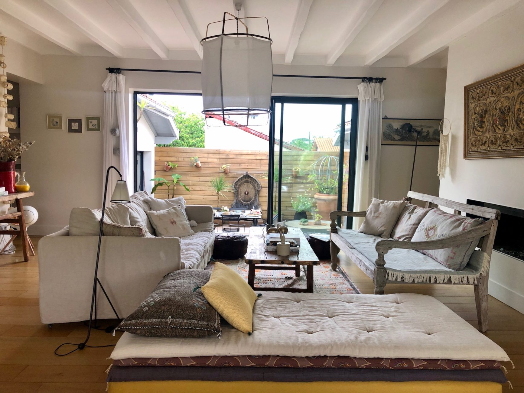 Maison Lekua, salon ouvert sur terrasse patio, havre de paix pour familles en vacances à Anglet, Pays Basque, SimpleLuxe